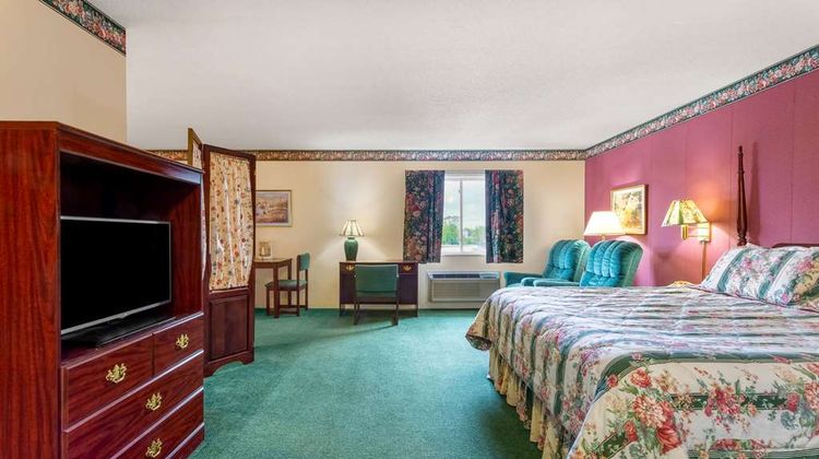 Super 8 Reedsburg Suite
