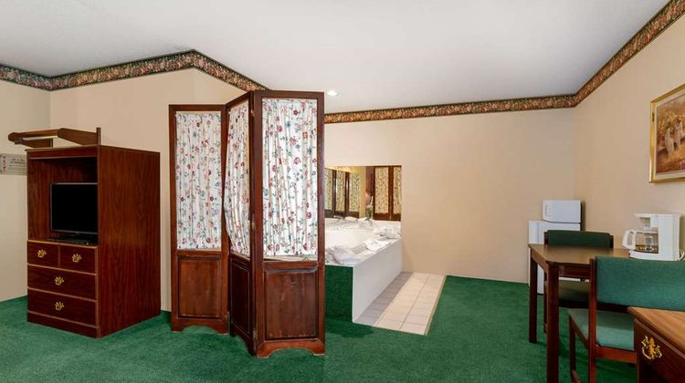 Super 8 Reedsburg Suite