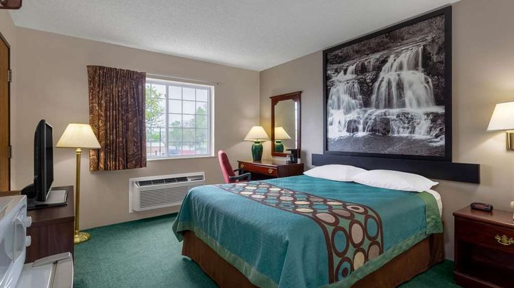 Super 8 Reedsburg Room
