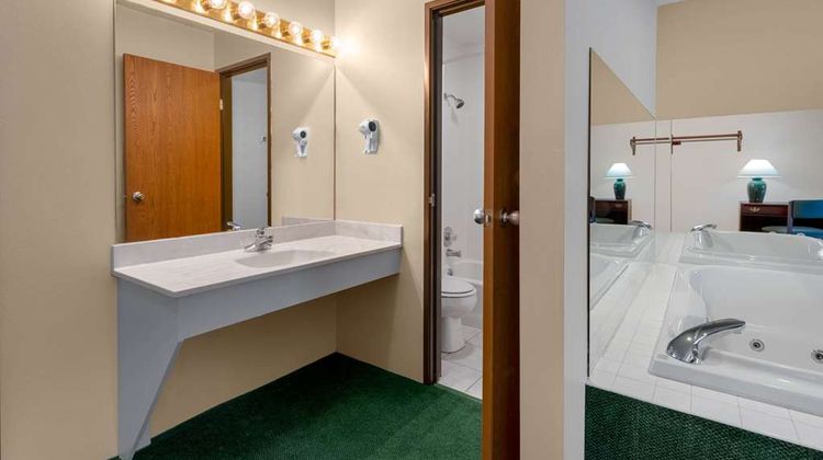 Super 8 Reedsburg Room
