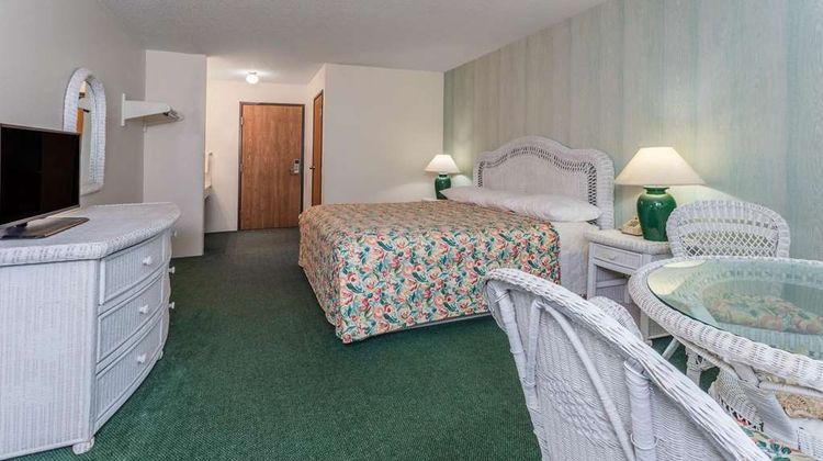 Super 8 Reedsburg Suite