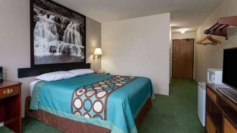 <b>Super 8 Reedsburg Room</b>. Images powered by <a href="https://iceportal.shijigroup.com/" title="IcePortal" target="_blank">IcePortal</a>.
