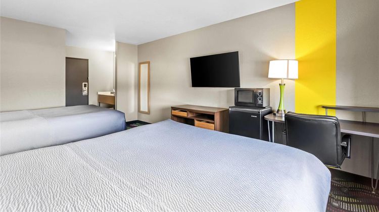 Super 8 Farmington Room
