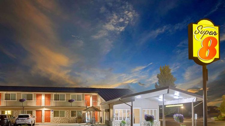 Super 8 Alturas Exterior