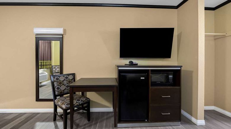 <b>Super 8 Crescent City Room</b>. Images powered by <a href="https://iceportal.shijigroup.com/" title="IcePortal" target="_blank">IcePortal</a>.
