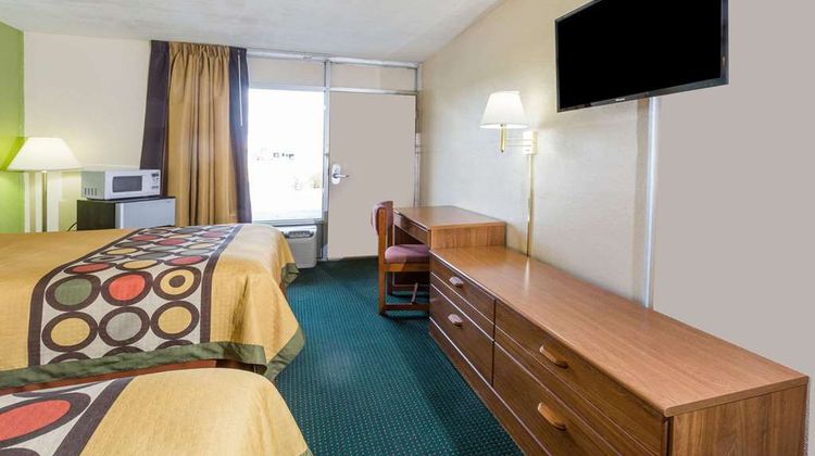 Super 8 Tifton Room