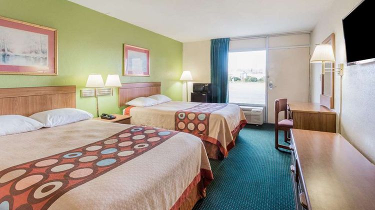 Super 8 Tifton Room