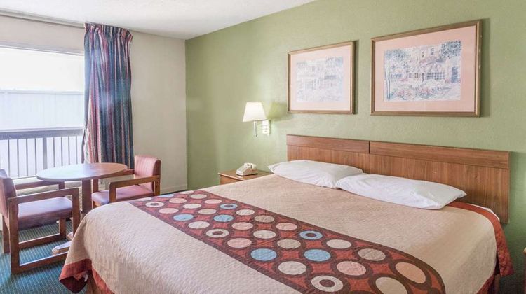Super 8 Tifton Room