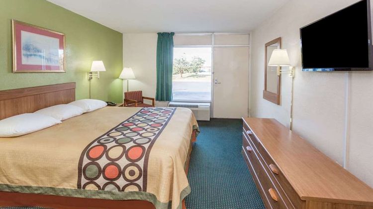 Super 8 Tifton Room