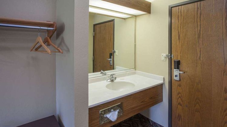 Super 8 Dwight Room