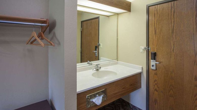 <b>Super 8 Dwight Room</b>. Images powered by <a href="https://iceportal.shijigroup.com/" title="IcePortal" target="_blank">IcePortal</a>.