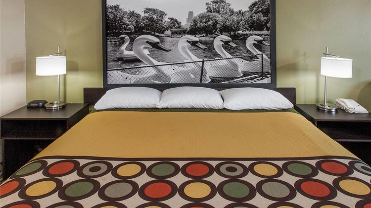 Super 8 Dwight Room