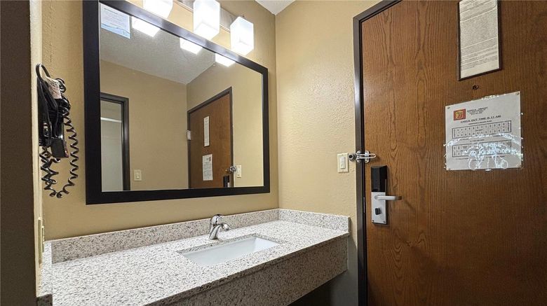 <b>Super 8 Dwight Room</b>. Images powered by <a href="https://iceportal.shijigroup.com/" title="IcePortal" target="_blank">IcePortal</a>.