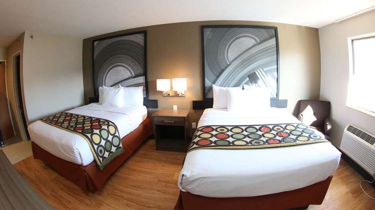 Super 8 Portsmouth Room