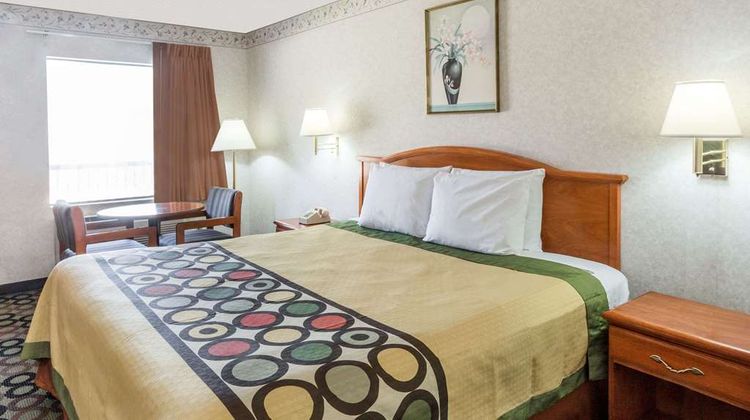 Super 8 Ashburn Room