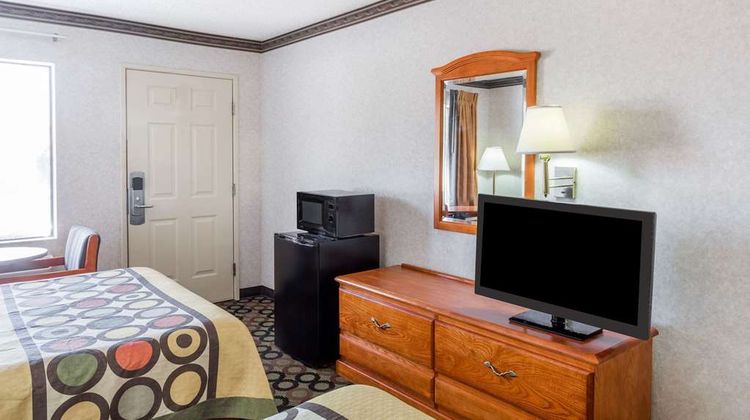 Super 8 Ashburn Room