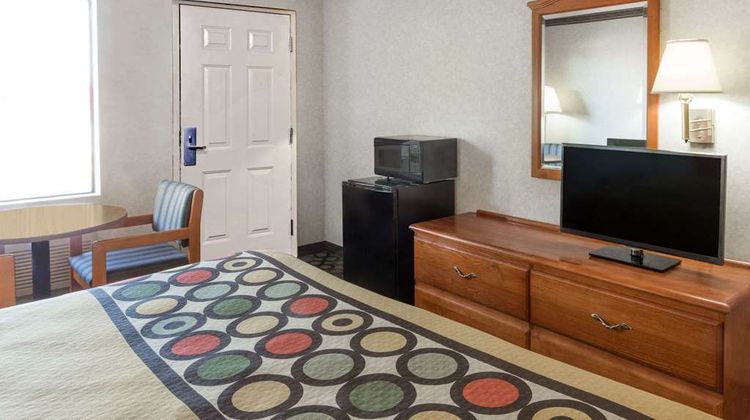 Super 8 Ashburn Room