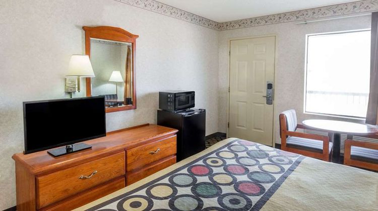 Super 8 Ashburn Room