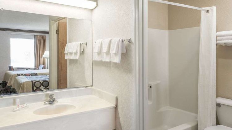 Super 8 Ashburn Room