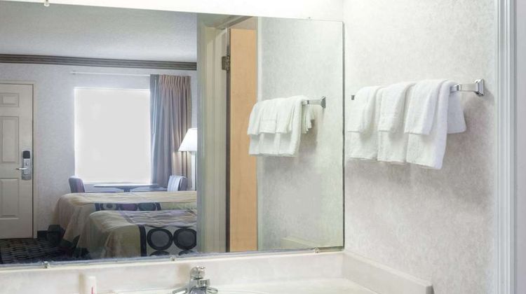 Super 8 Ashburn Room