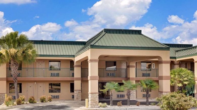 Super 8 Byron/South Macon Exterior. Images powered by <a href="https://iceportal.shijigroup.com" target="_blank" rel="noopener">Ice Portal</a>.