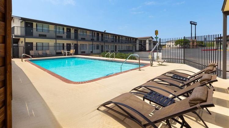 Super 8 Temple Pool
