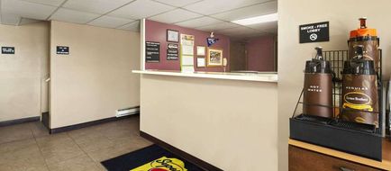 Super 8 Redfield Lobby