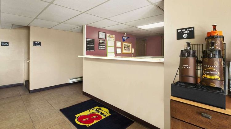 Super 8 Redfield Lobby