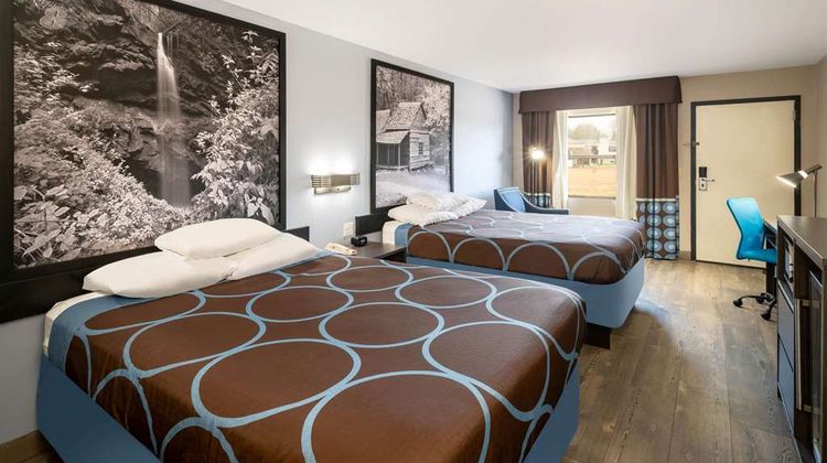 Super 8 Cleveland Room