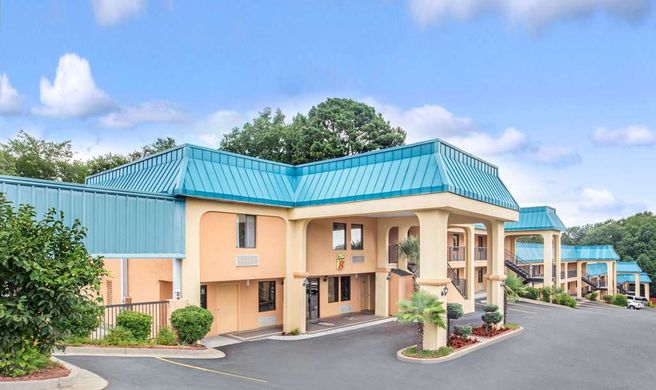 Super 8 Forest Park Exterior