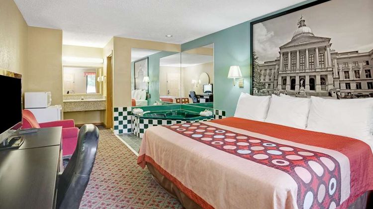 Super 8 Forest Park Suite