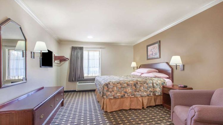 Super 8 Tyler Suite