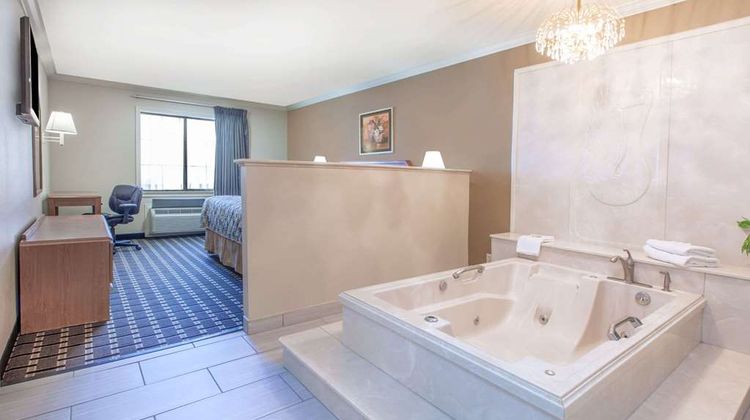 Super 8 Tyler Suite