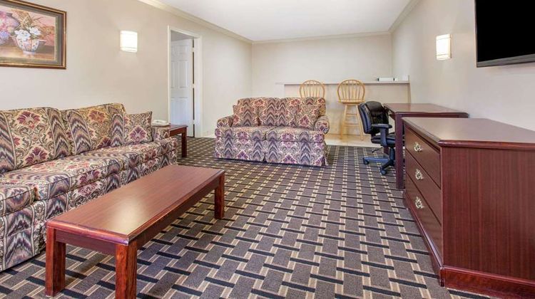 Super 8 Tyler Suite