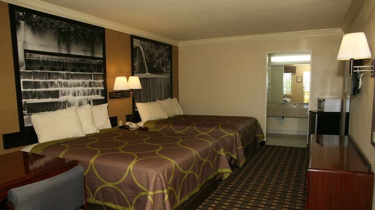 Super 8 Tyler Room