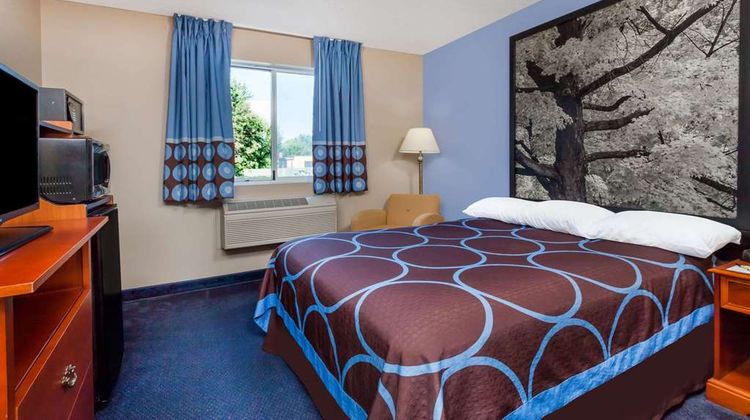 Super 8 Adrian Room