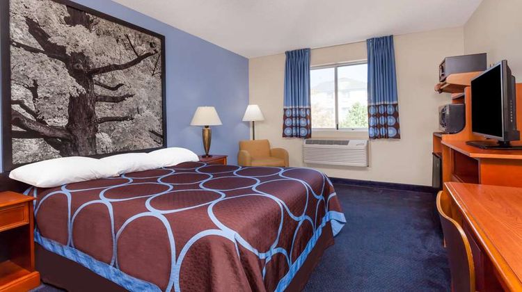 Super 8 Adrian Room