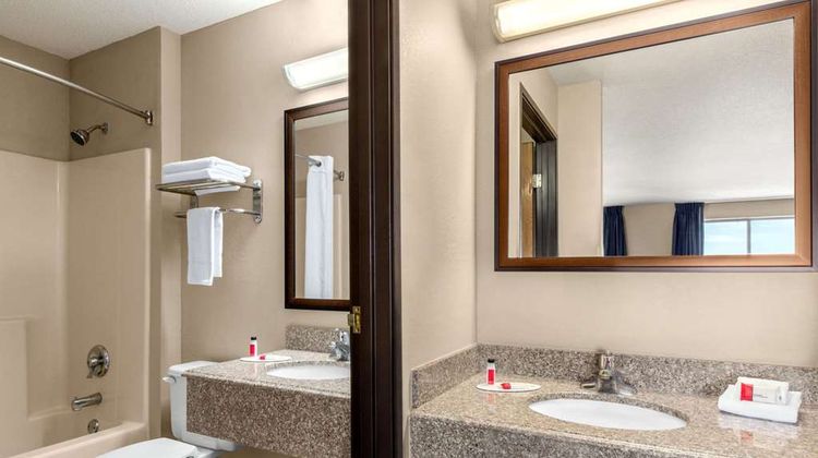 Super 8 Hanover Room