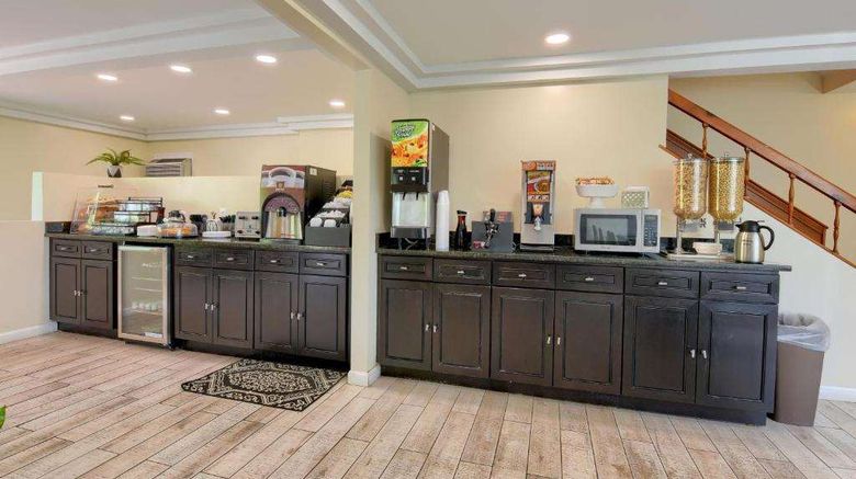 <b>Knights Inn Boston/Danvers Restaurant</b>. Images powered by <a href="https://iceportal.shijigroup.com/" title="IcePortal" target="_blank">IcePortal</a>.