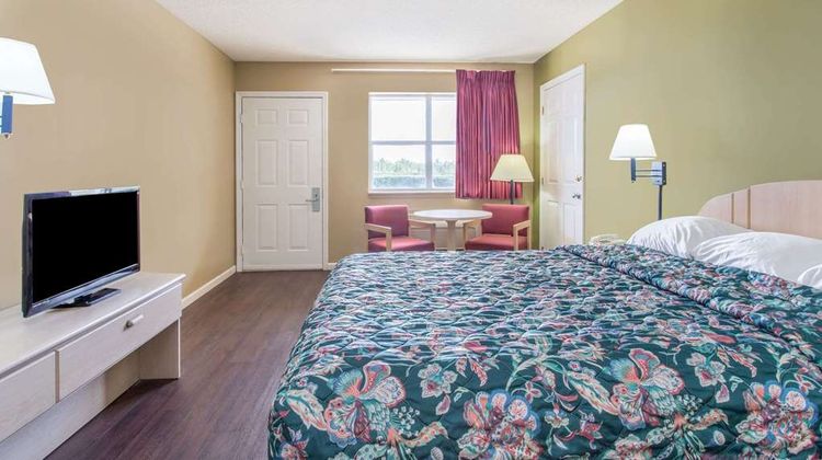 Super 8 Monticello Room