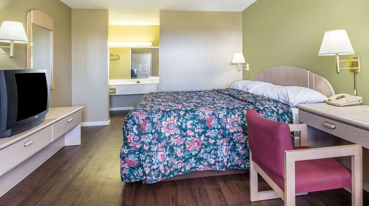 Super 8 Monticello Room