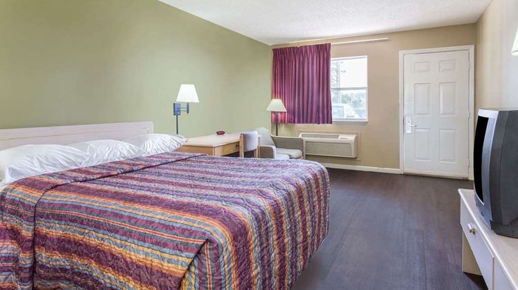 Super 8 Monticello Room