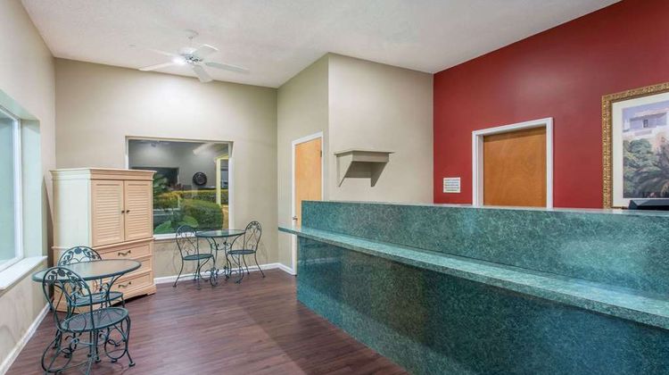 Super 8 Monticello Lobby