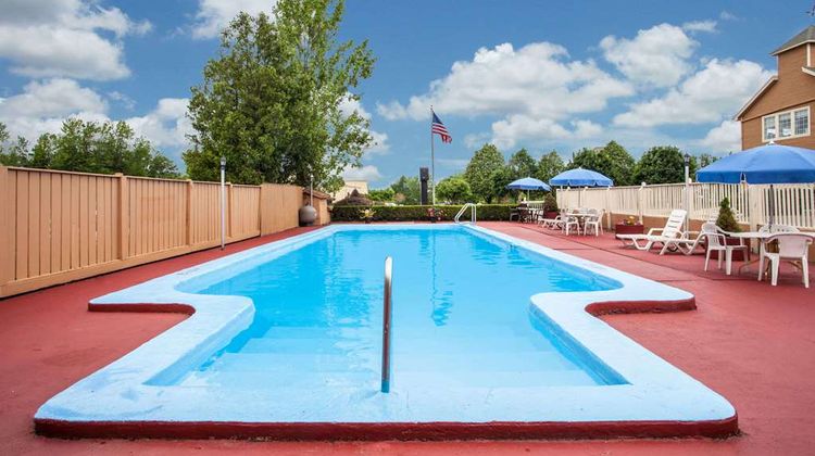 Travelodge South Burlington Pool
