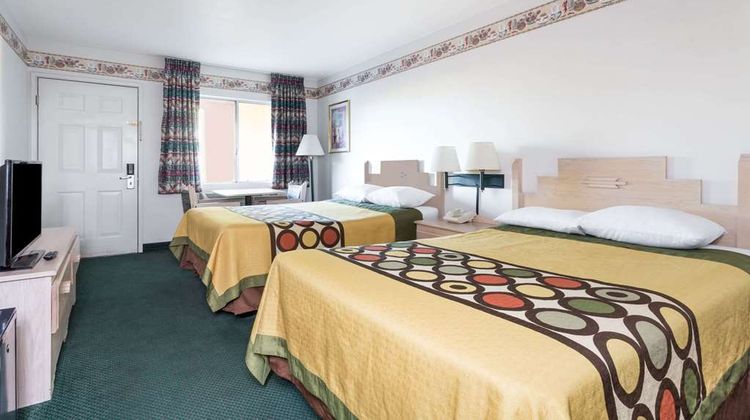 Super 8 Cottonwood Room