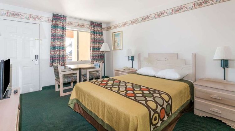 Super 8 Cottonwood Room