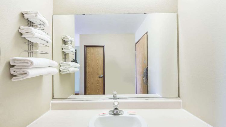 Super 8 Independence Room