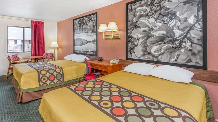 Super 8 Santee Room