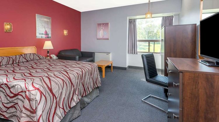 Super 8 Mt Hope Hamilton Intl Arpt Room
