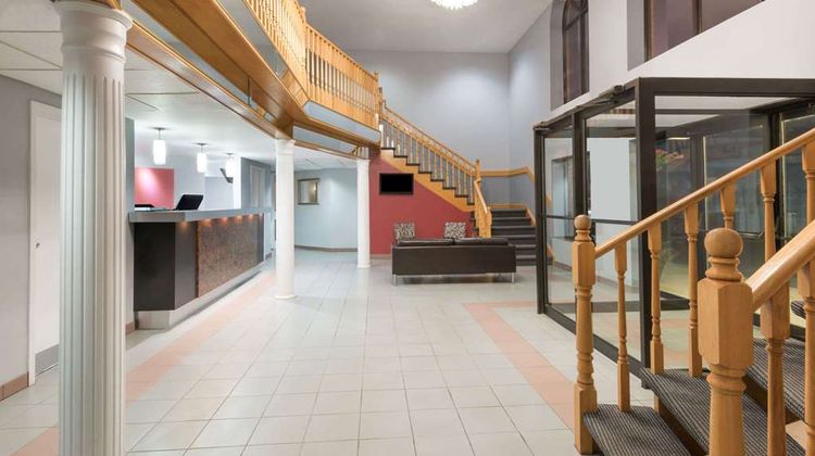 Super 8 Mt Hope Hamilton Intl Arpt Lobby